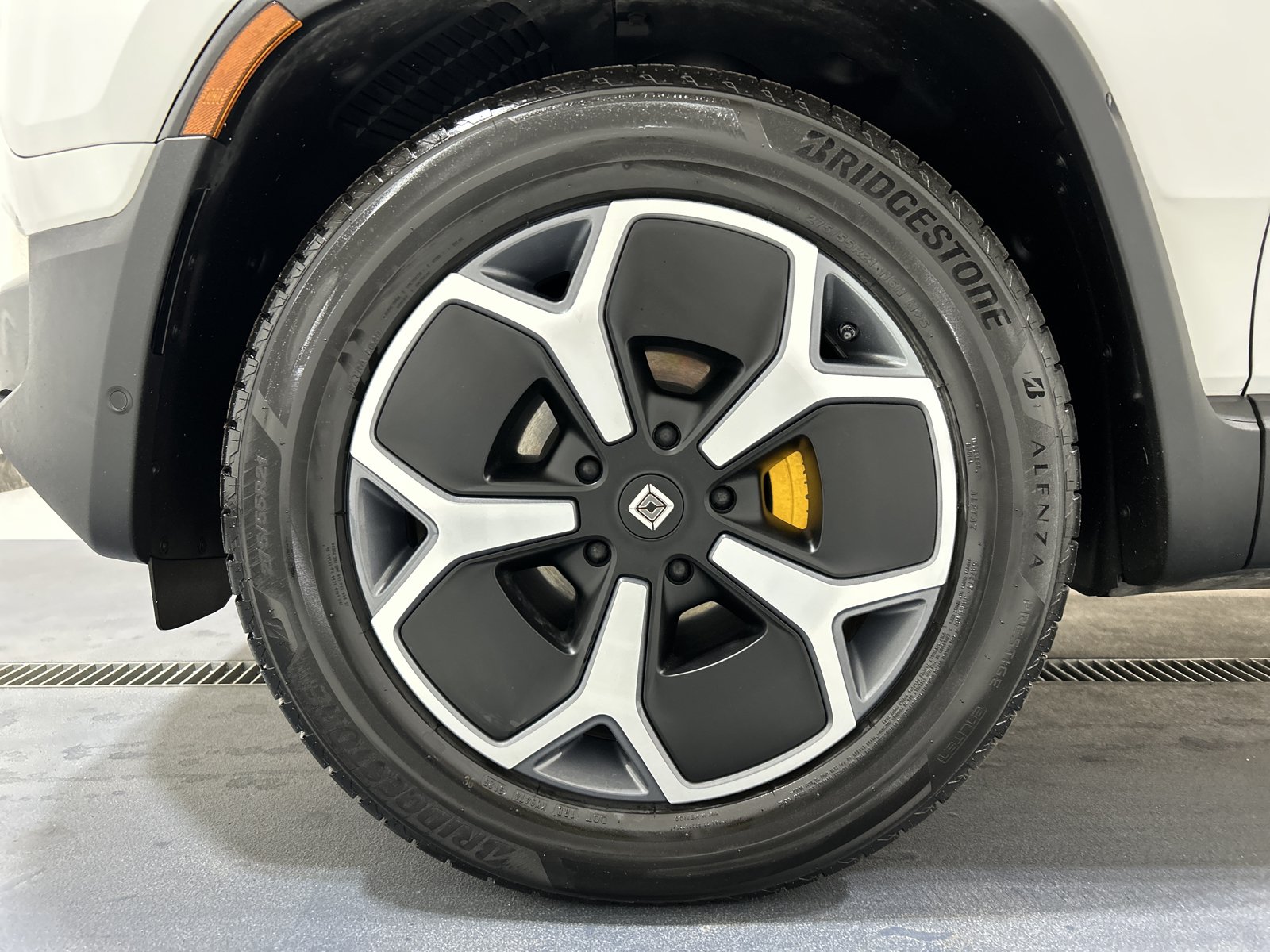 Used 2024 Rivian R1S Adventure AWD/4WD image 9