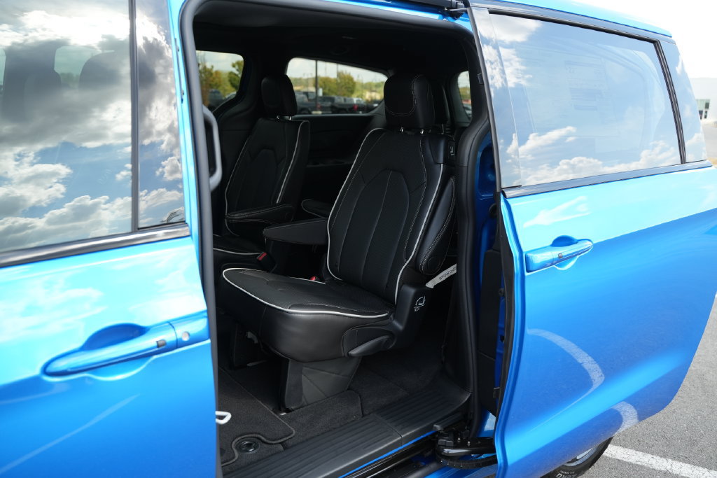 New 2027 Chrysler Pacifica Limited FWD image 14