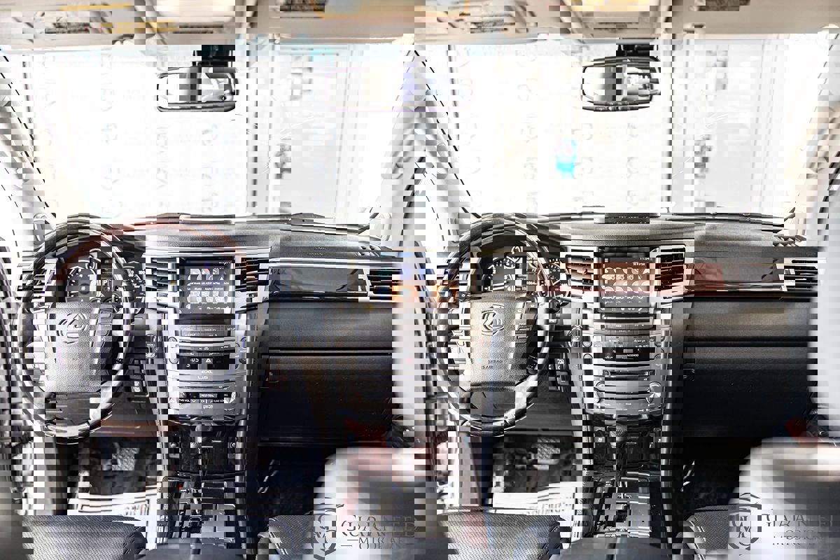 Used 2015 Lexus LX 570 4WD w/ Luxury Package image 39