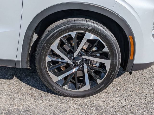 Used 2024 Mitsubishi Outlander SE Black Edition FWD image 12