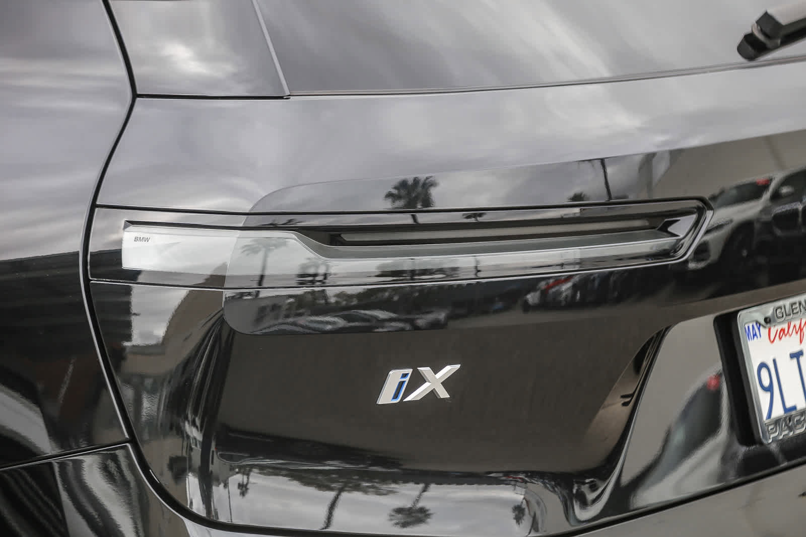 Used 2025 BMW iX xDrive50 w/ Premium Package image 7