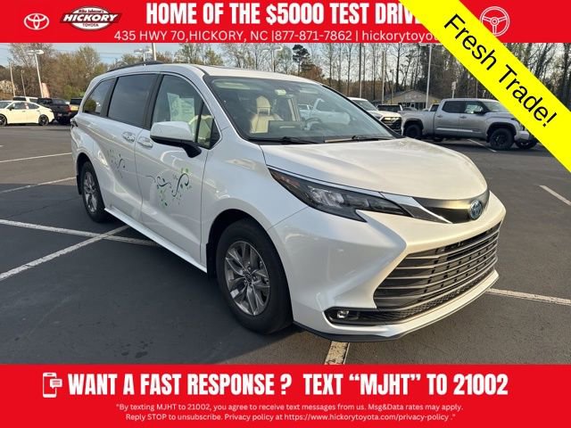Used 2025 Toyota Sienna XLE image 1