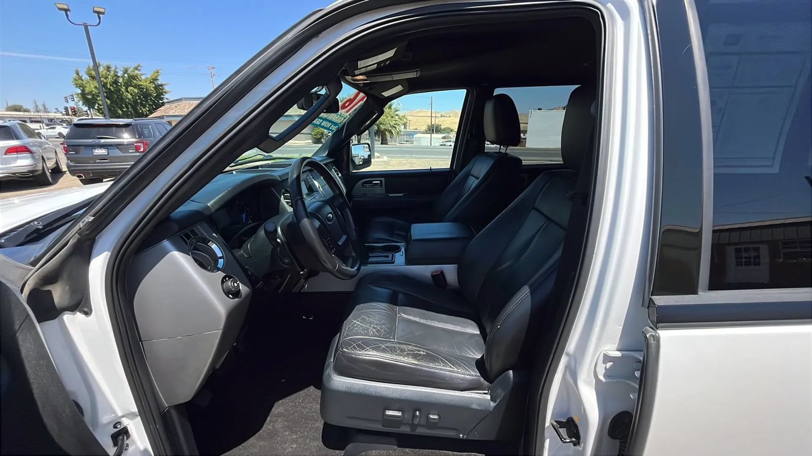 Used 2016 Ford Expedition XLT w/ Equipment Group 201A RWD image 13