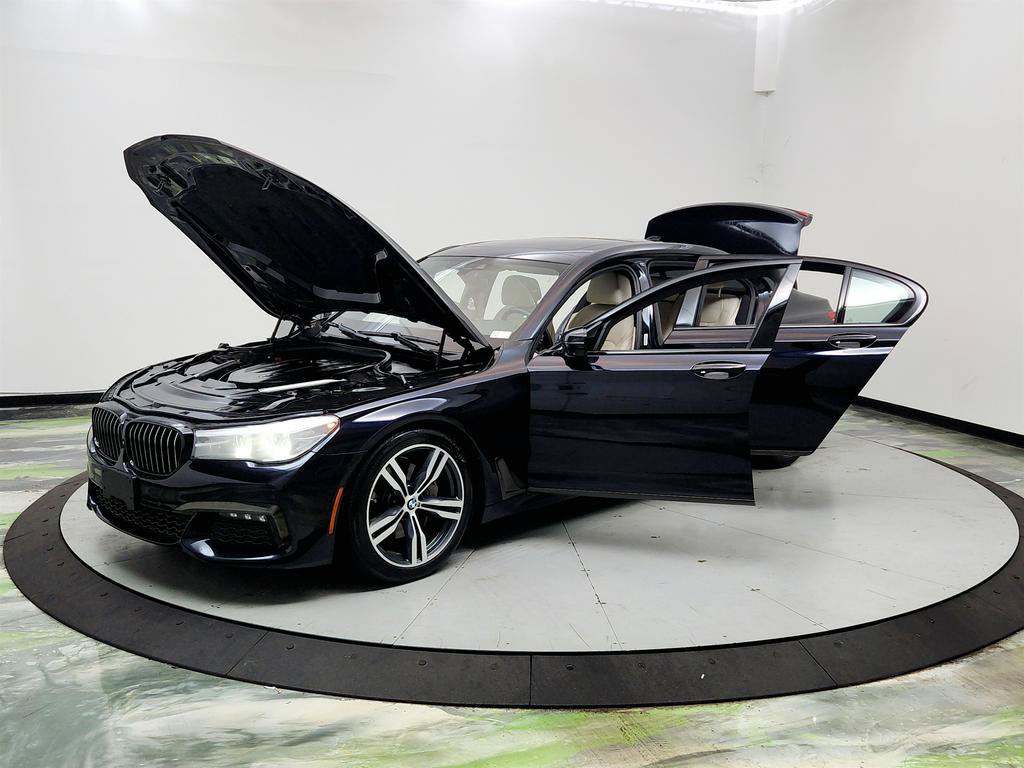Used 2019 BMW 740i w/ M Sport Package RWD image 9