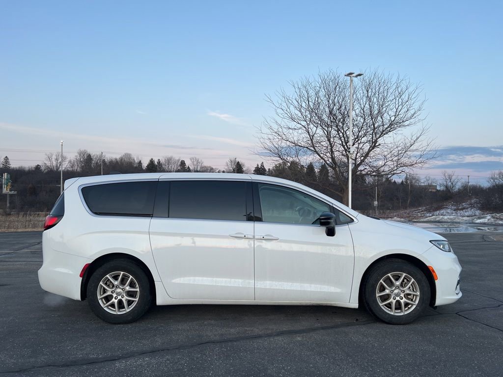 Used 2024 Chrysler Pacifica Touring-L image 3