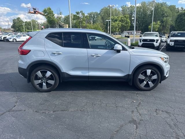 Used 2021 Volvo XC40 T5 Momentum image 2