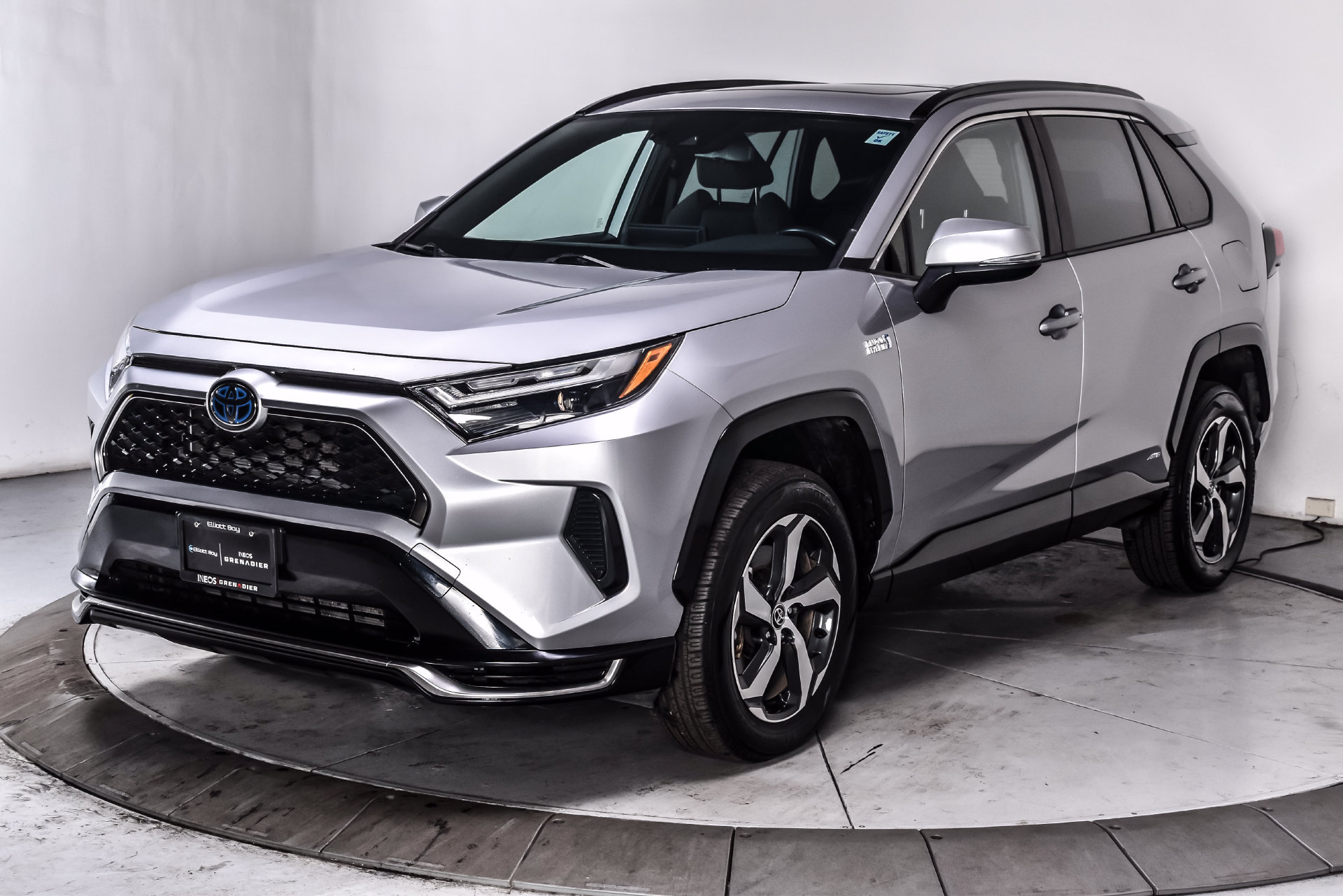 Used 2022 Toyota RAV4 SE w/ Weather & Moonroof Package AWD/4WD image 2