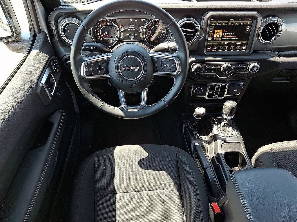 Used 2022 Jeep Wrangler Unlimited Sahara w/ Cold Weather Group AWD/4WD image 12