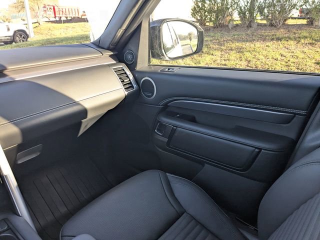 Used 2025 Land Rover Discovery Metropolitan Edition image 15