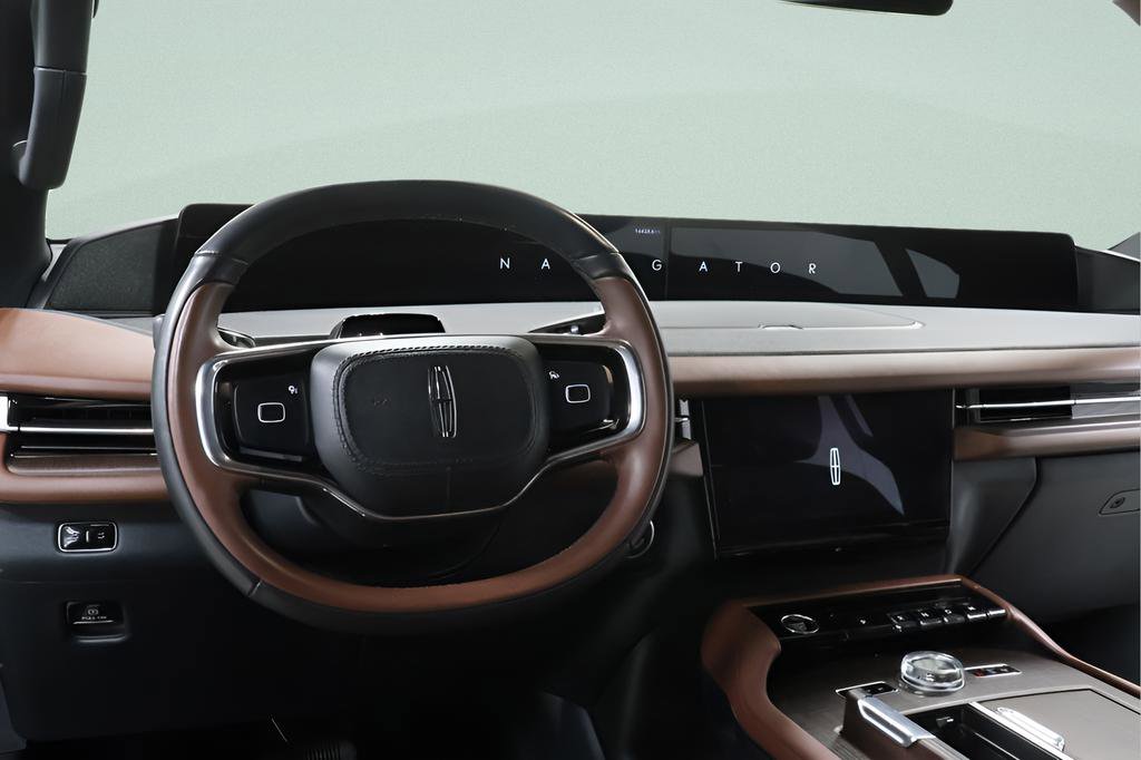 Used 2025 Lincoln Navigator Reserve AWD/4WD image 9