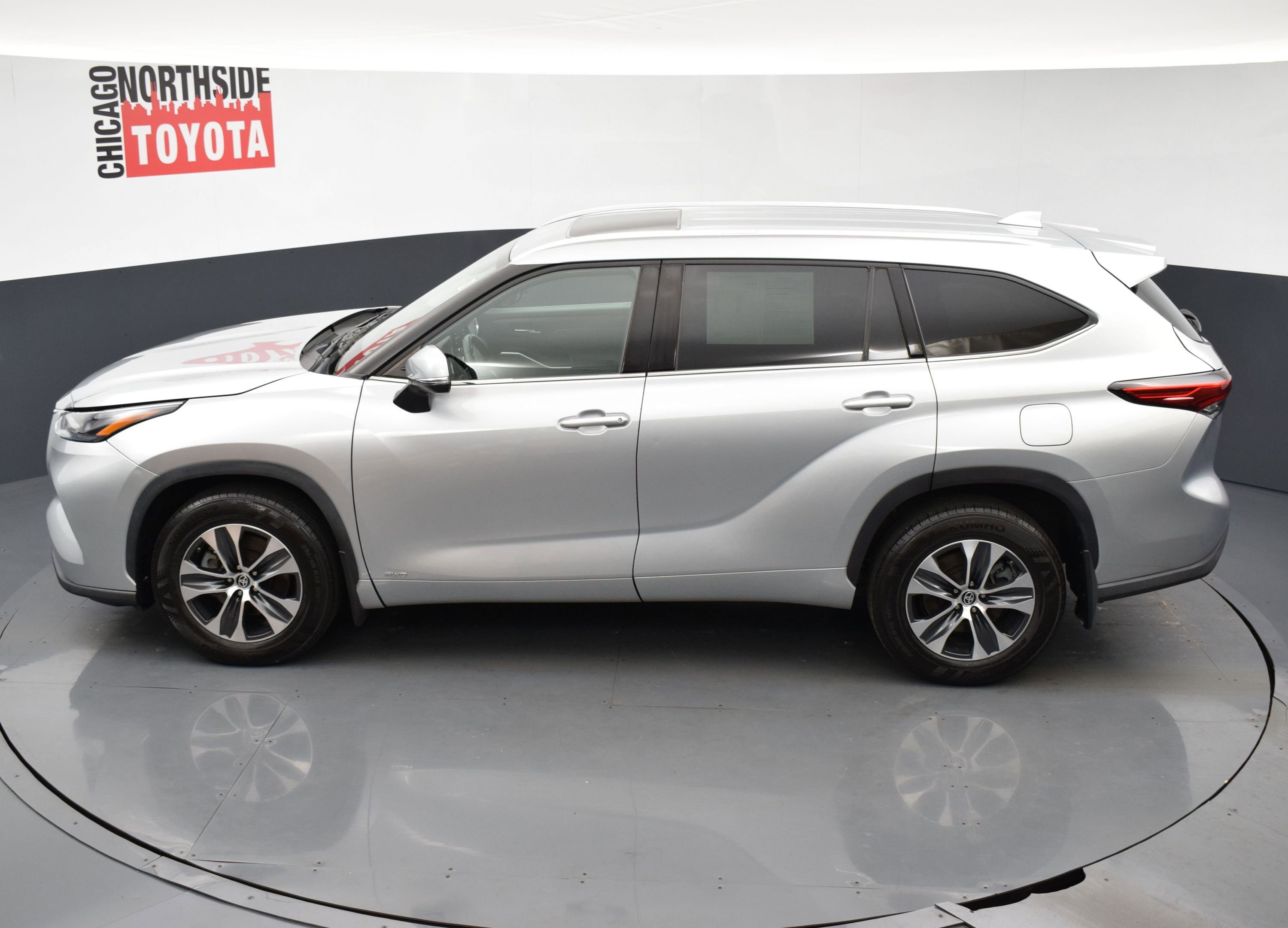 Used 2022 Toyota Highlander XLE AWD/4WD image 22