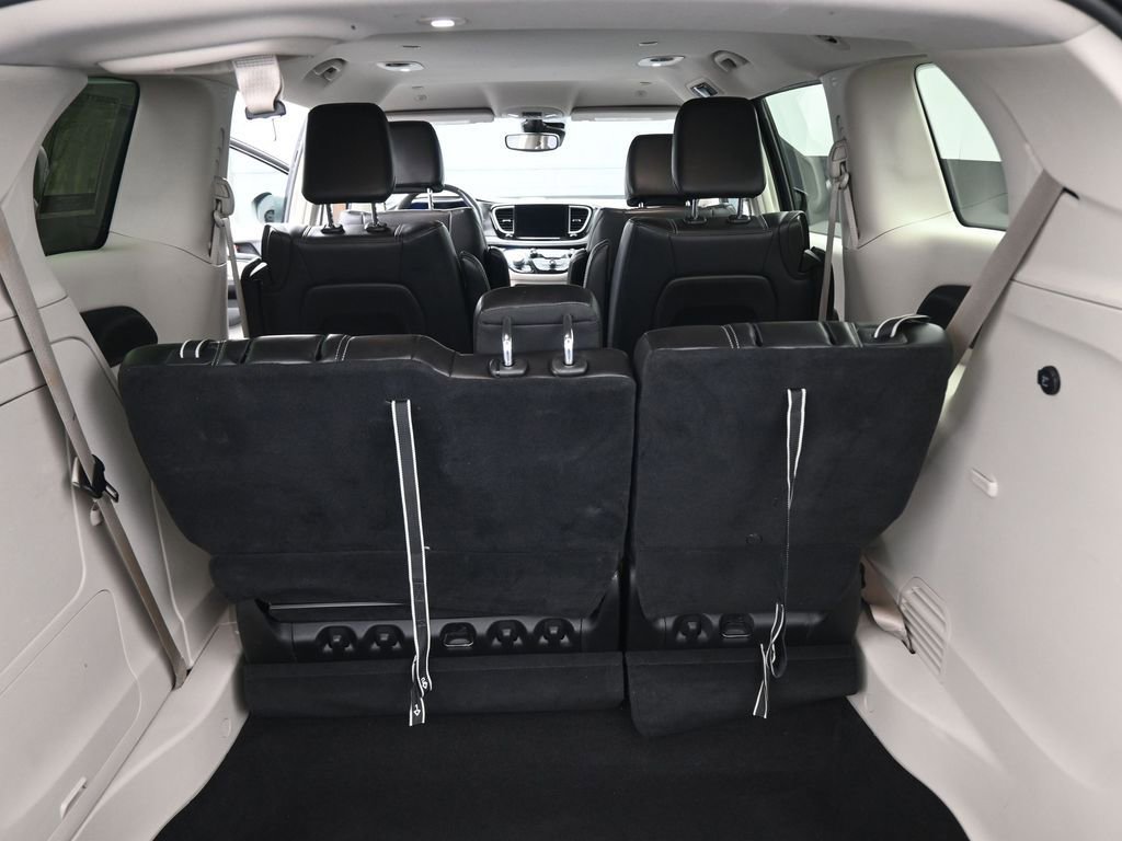 Used 2023 Chrysler Pacifica Touring-L image 29