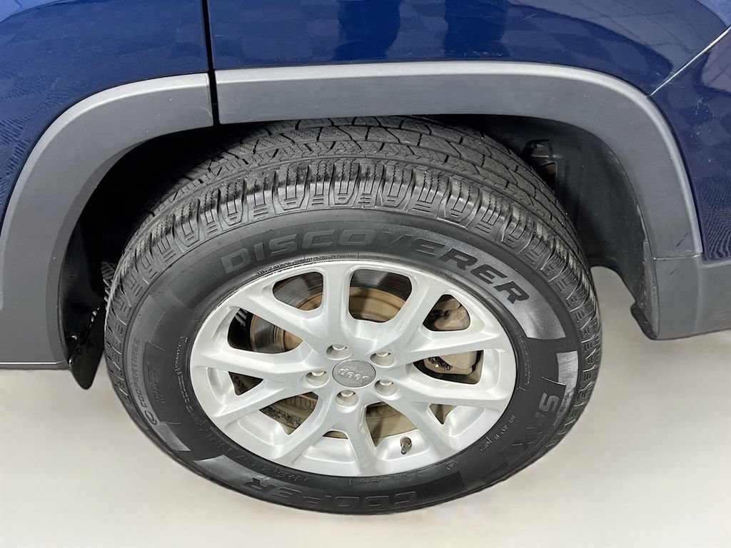 Used 2018 Jeep Cherokee Latitude w/ Cold Weather Group AWD/4WD image 26