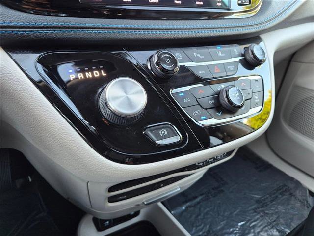Used 2021 Chrysler Pacifica Touring-L w/ Uconnect Theater Family Group FWD image 12