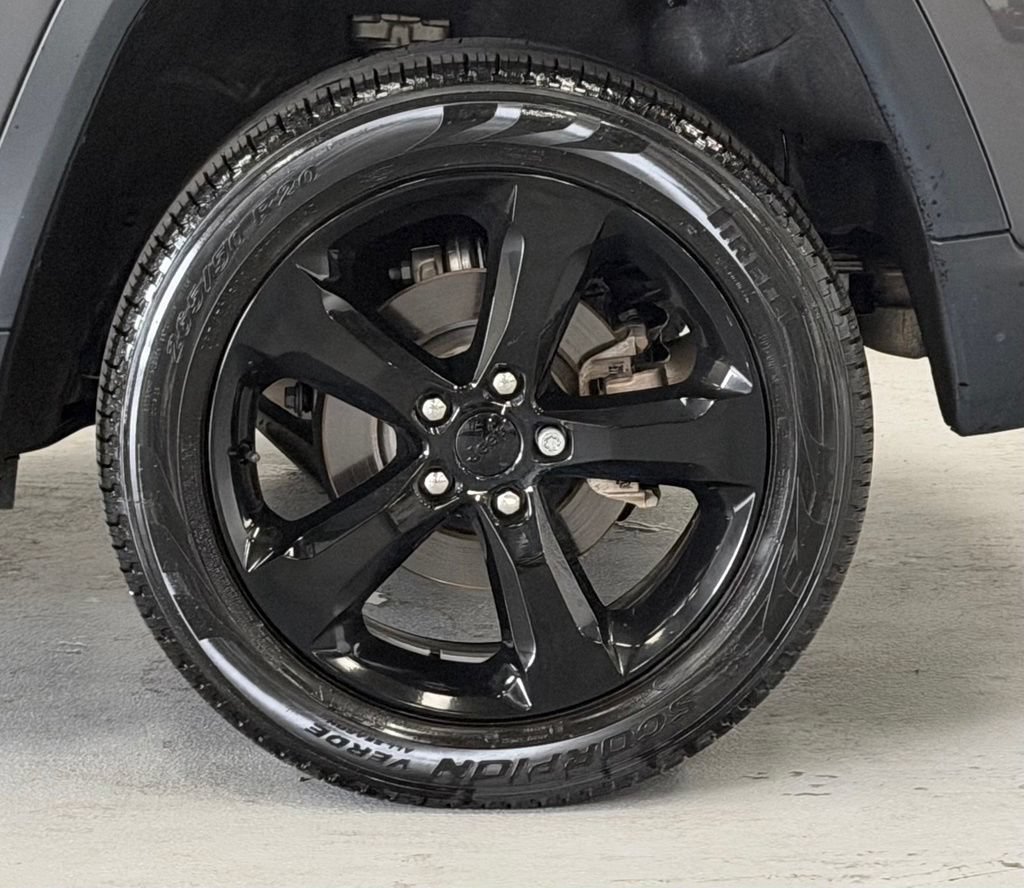 Used 2023 Jeep Grand Cherokee Limited w/ Black Appearance Package AWD/4WD image 8