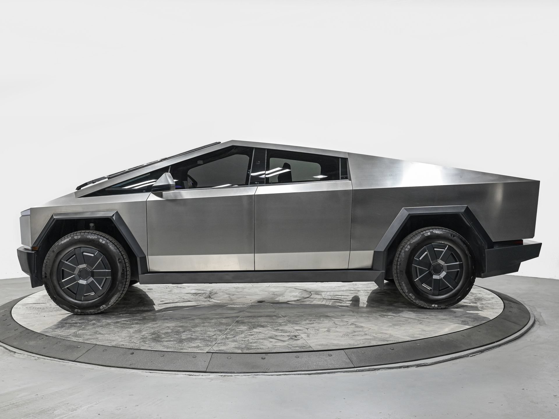 Used 2025 Tesla Cybertruck AWD Crew Cab image 2