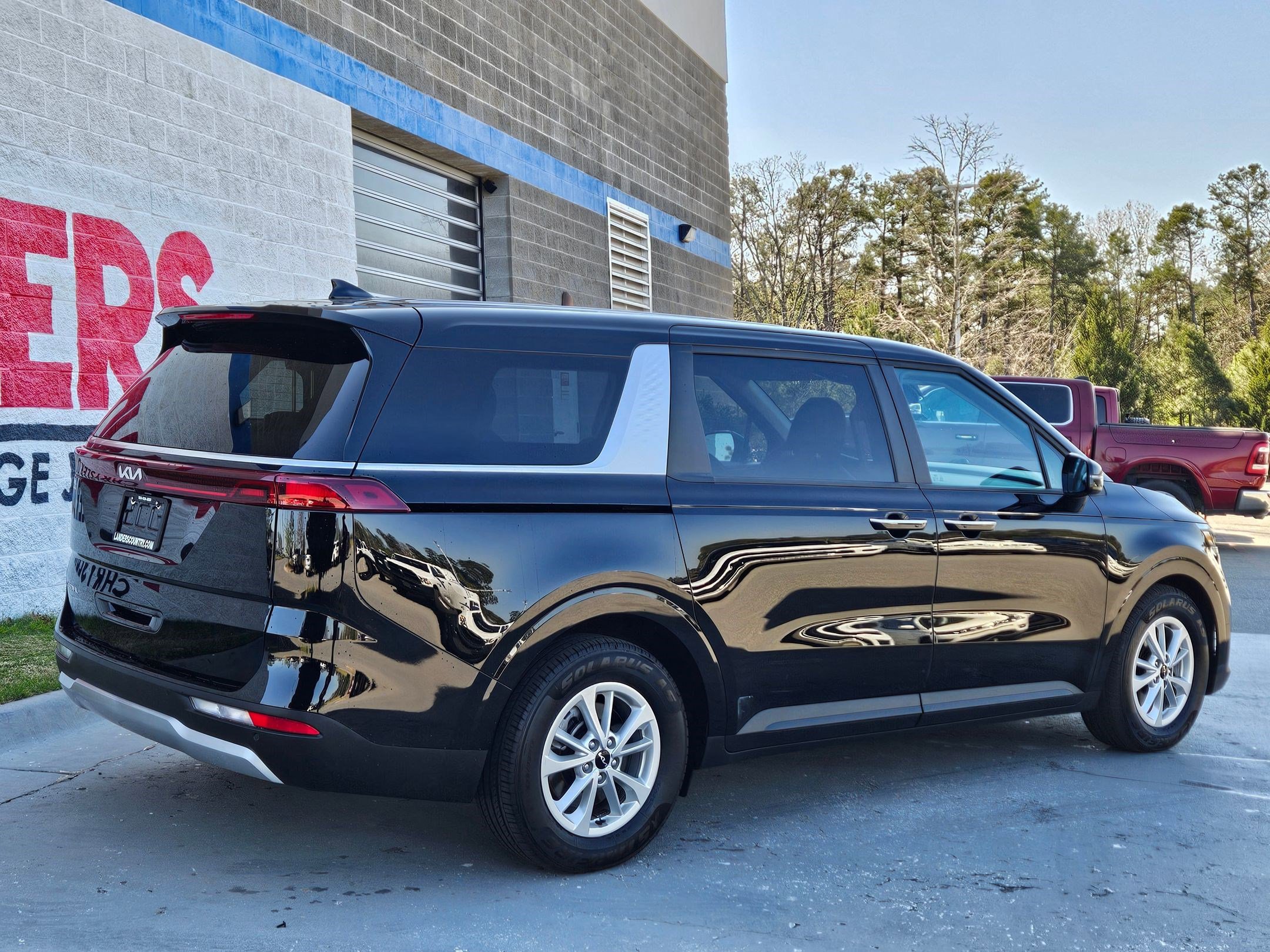 Used 2024 Kia Carnival LX FWD image 7