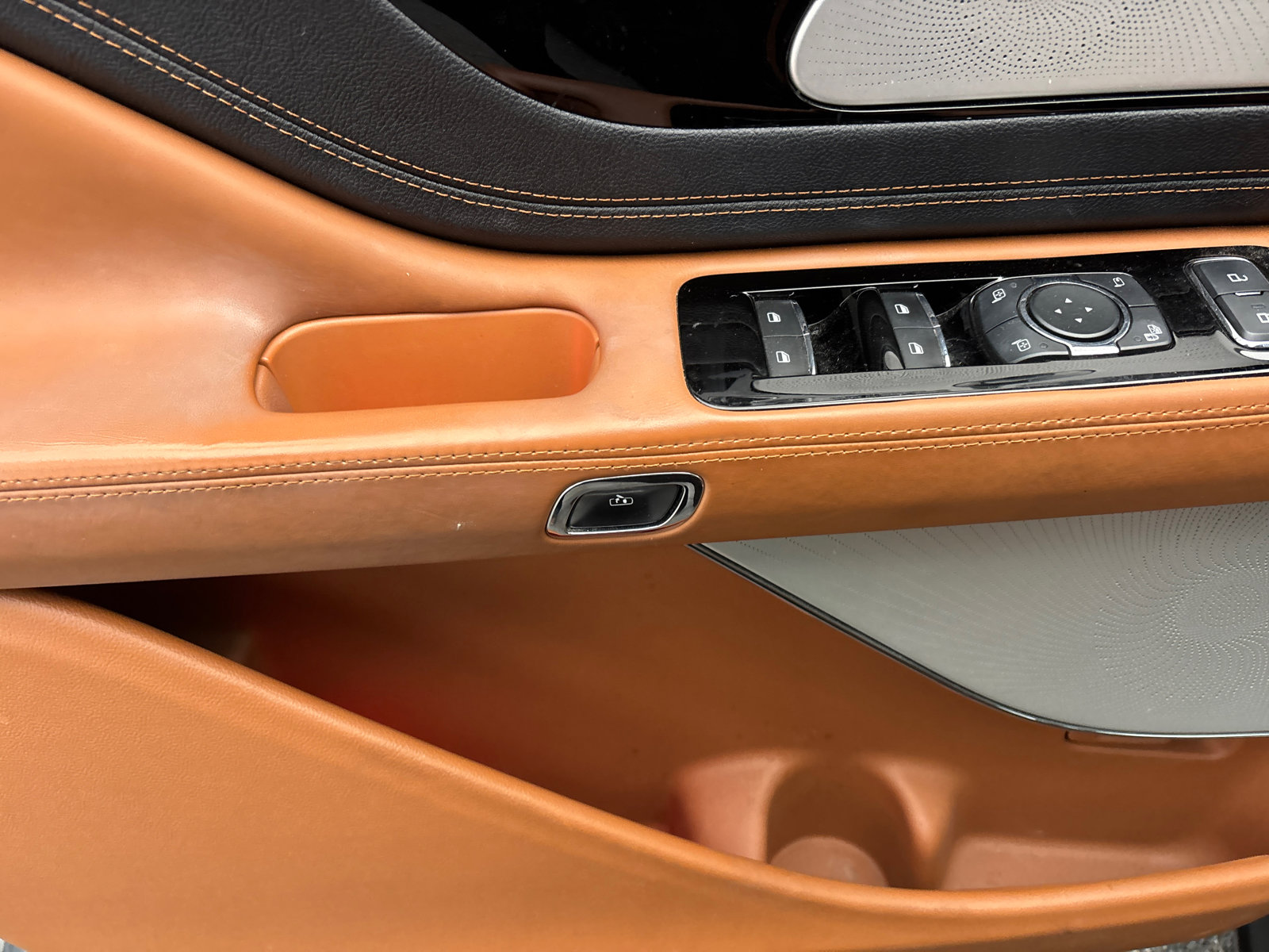 Used 2023 Lincoln Aviator Black Label w/ Class IV Trailer Tow Package image 14