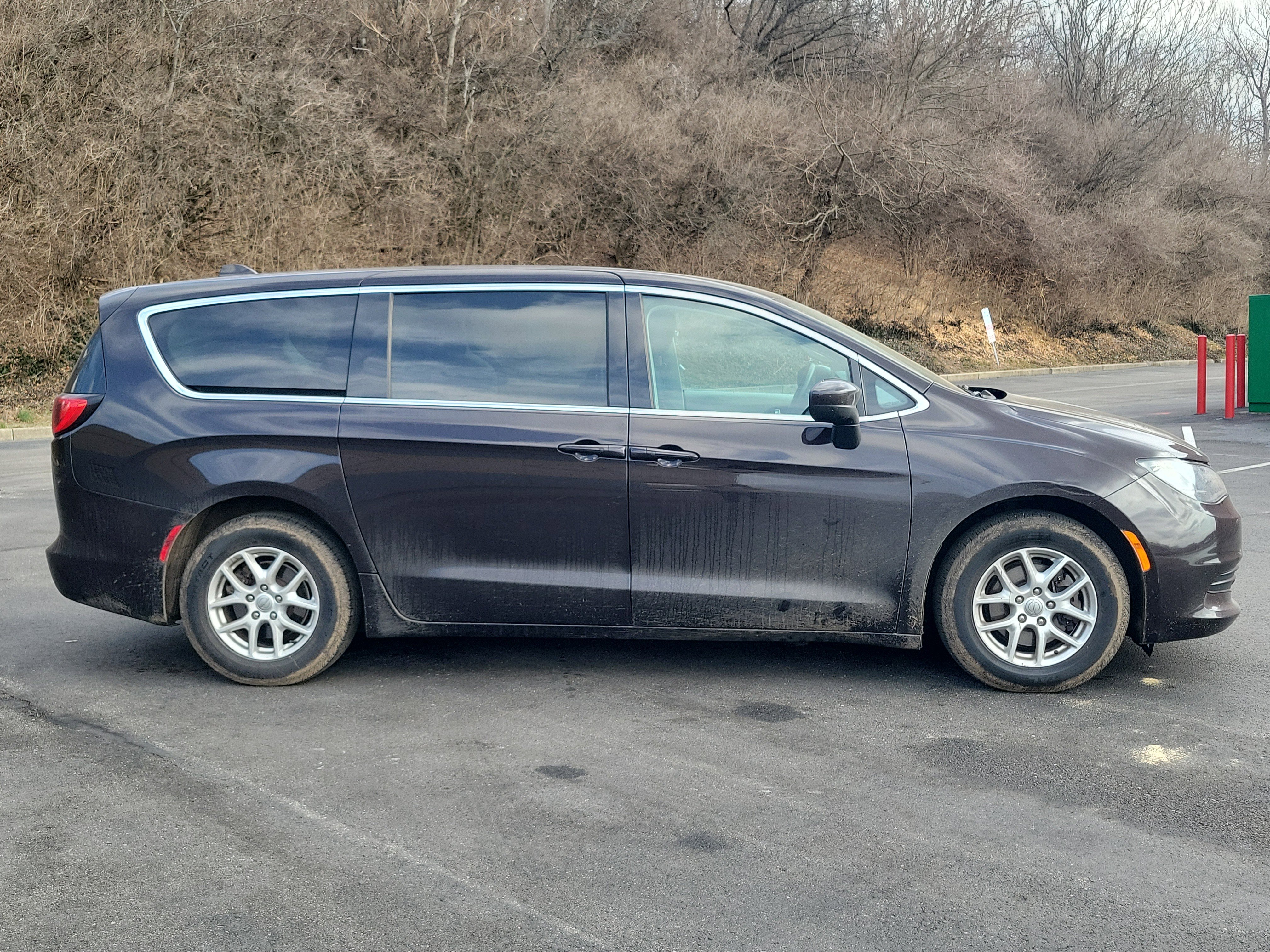 Used 2017 Chrysler Pacifica Touring image 2