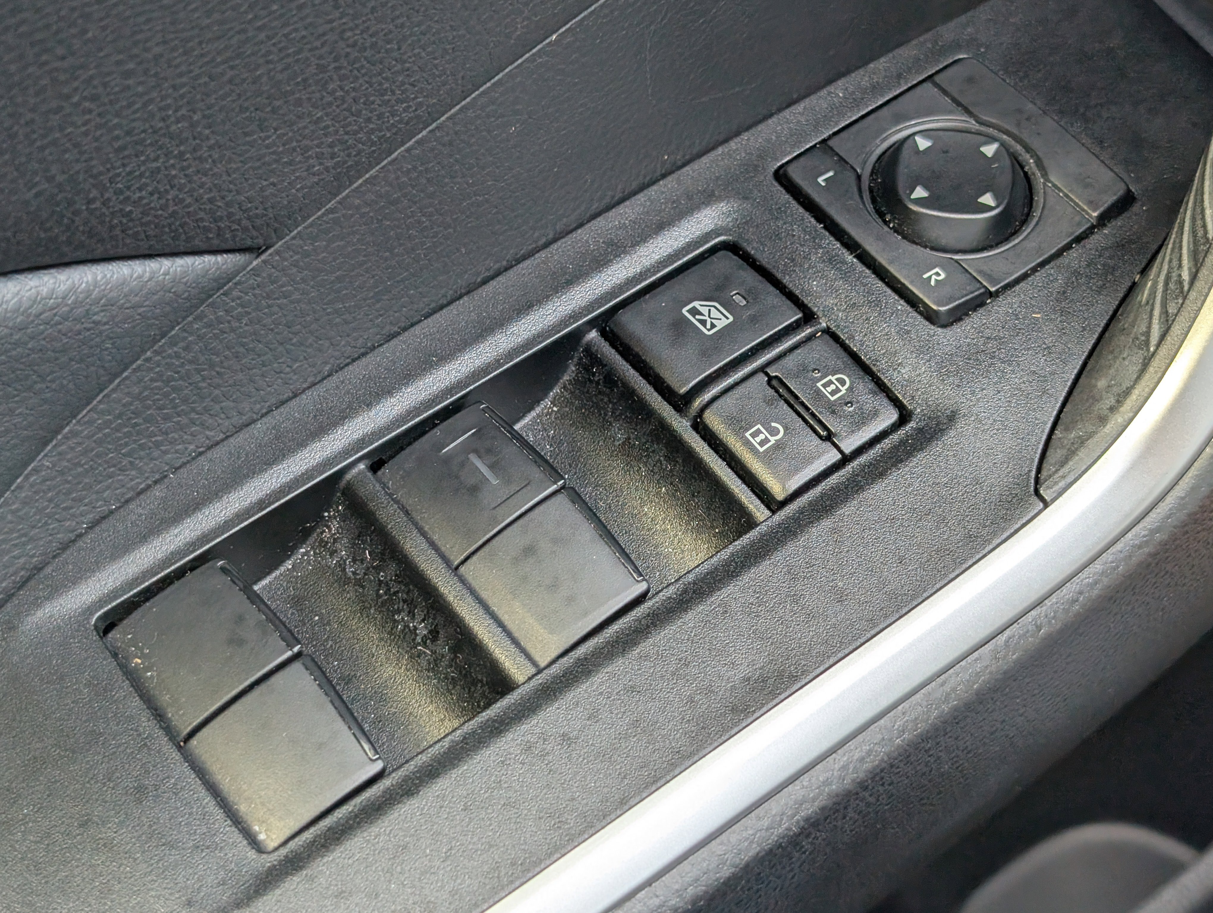 Used 2022 Toyota RAV4 LE image 19