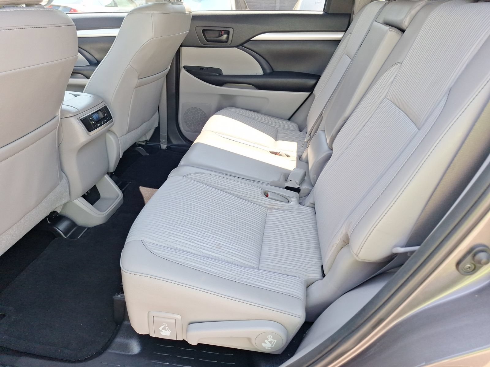 Used 2019 Toyota Highlander Plus FWD image 29