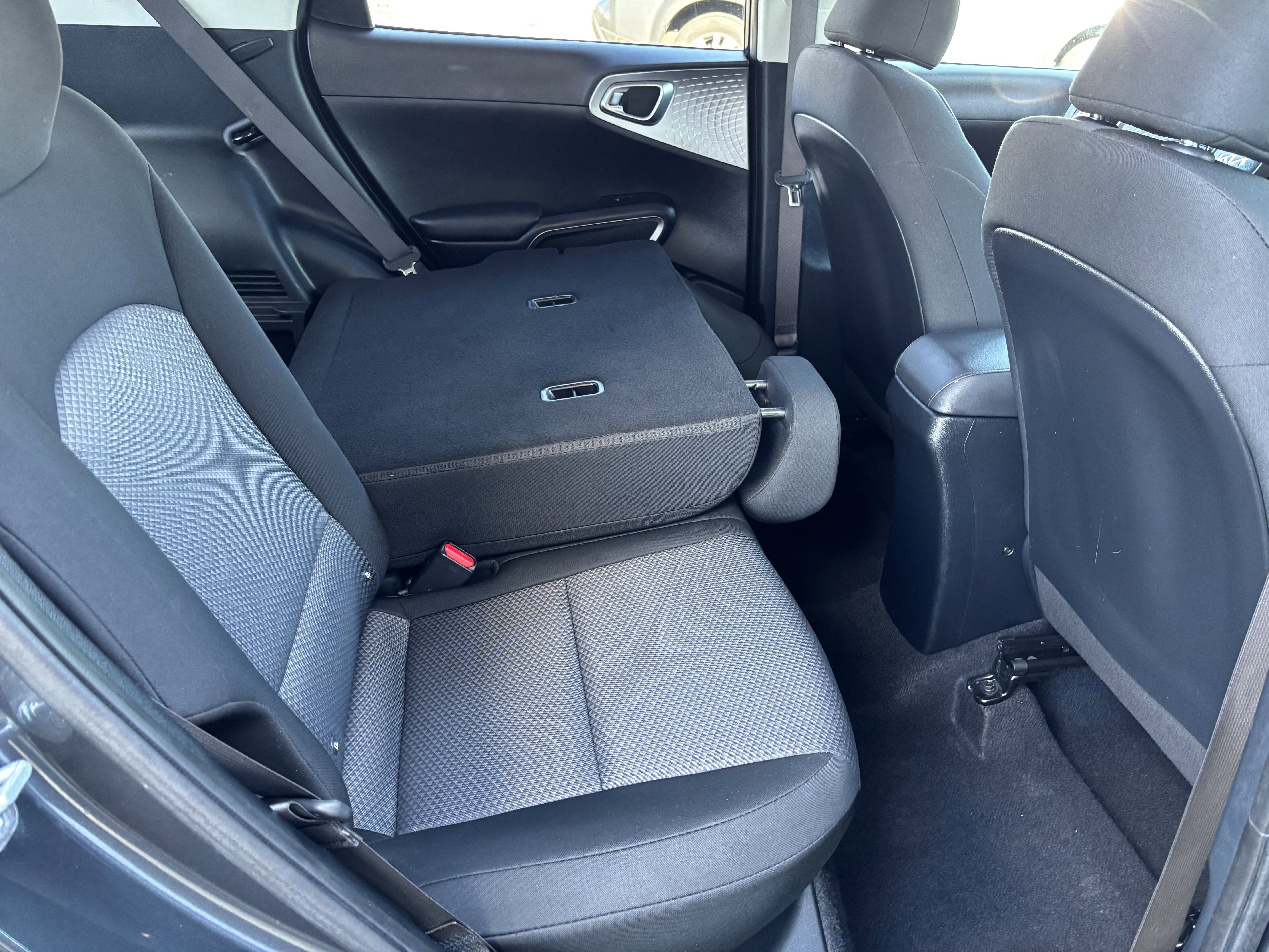 Used 2025 Kia Soul LX w/ LX Technology Package FWD image 32