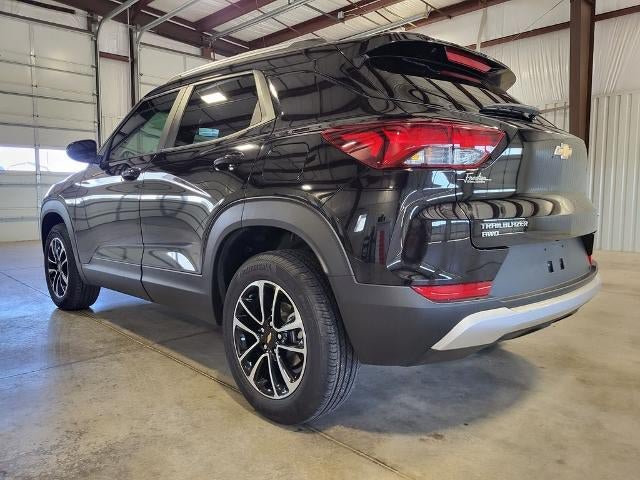 Used 2025 Chevrolet TrailBlazer LT AWD/4WD image 3