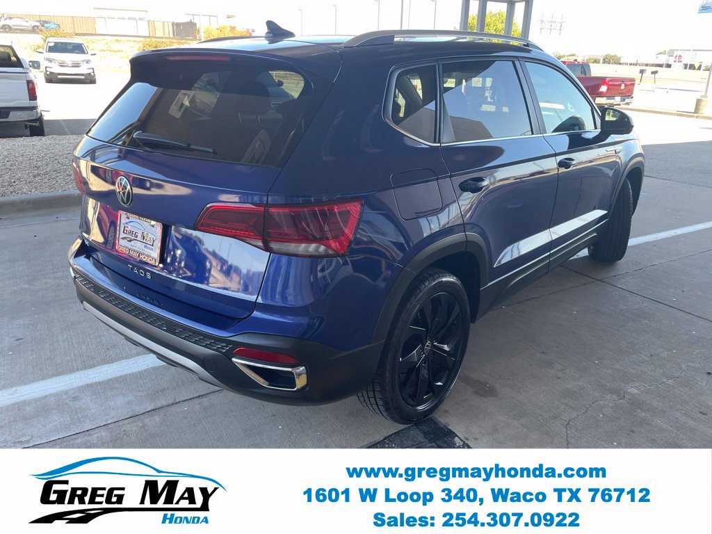 Used 2022 Volkswagen Taos SE w/ Panoramic Sunroof Package FWD image 3