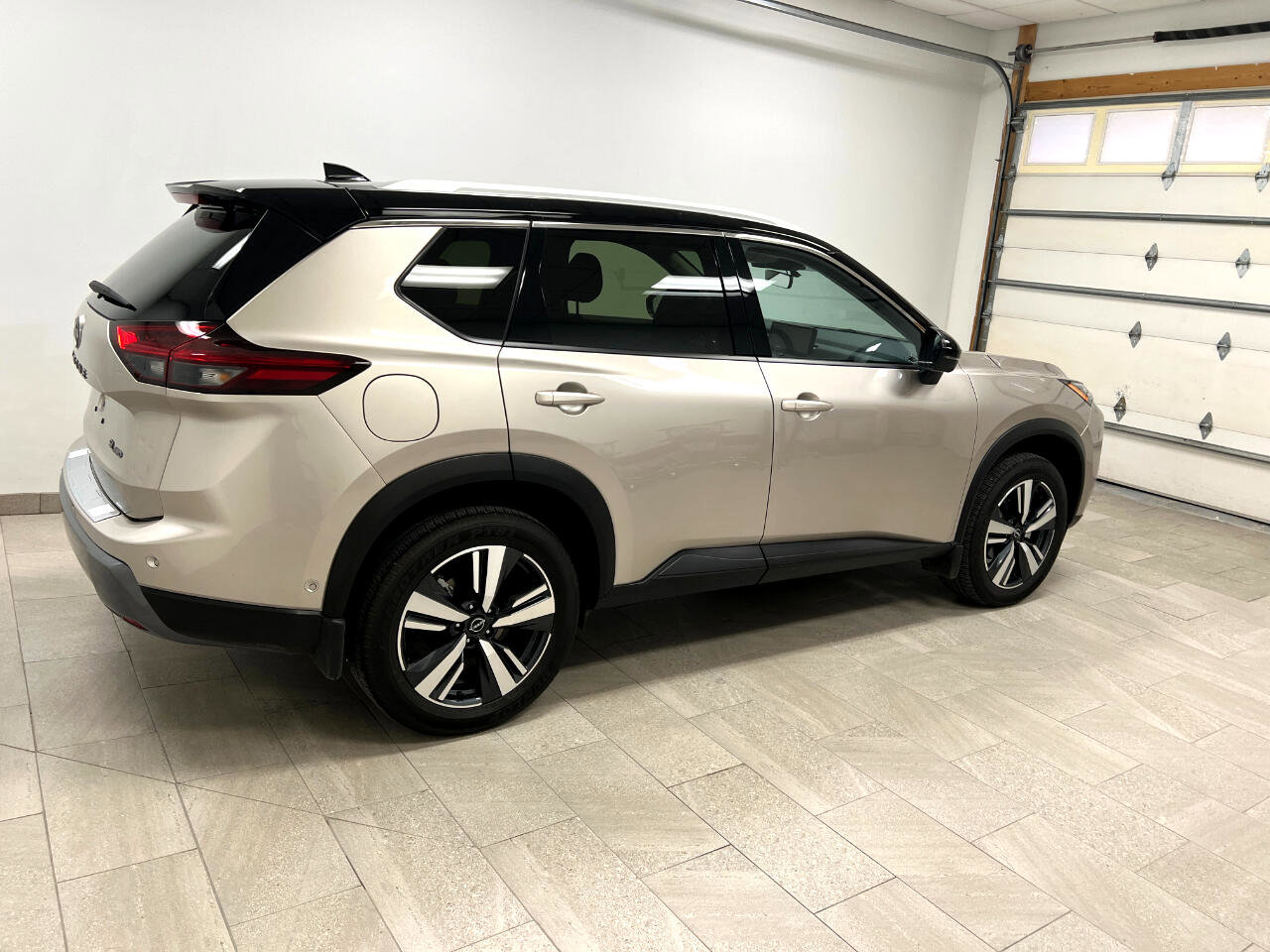 Used 2024 Nissan Rogue SL w/ SL Premium Package image 5