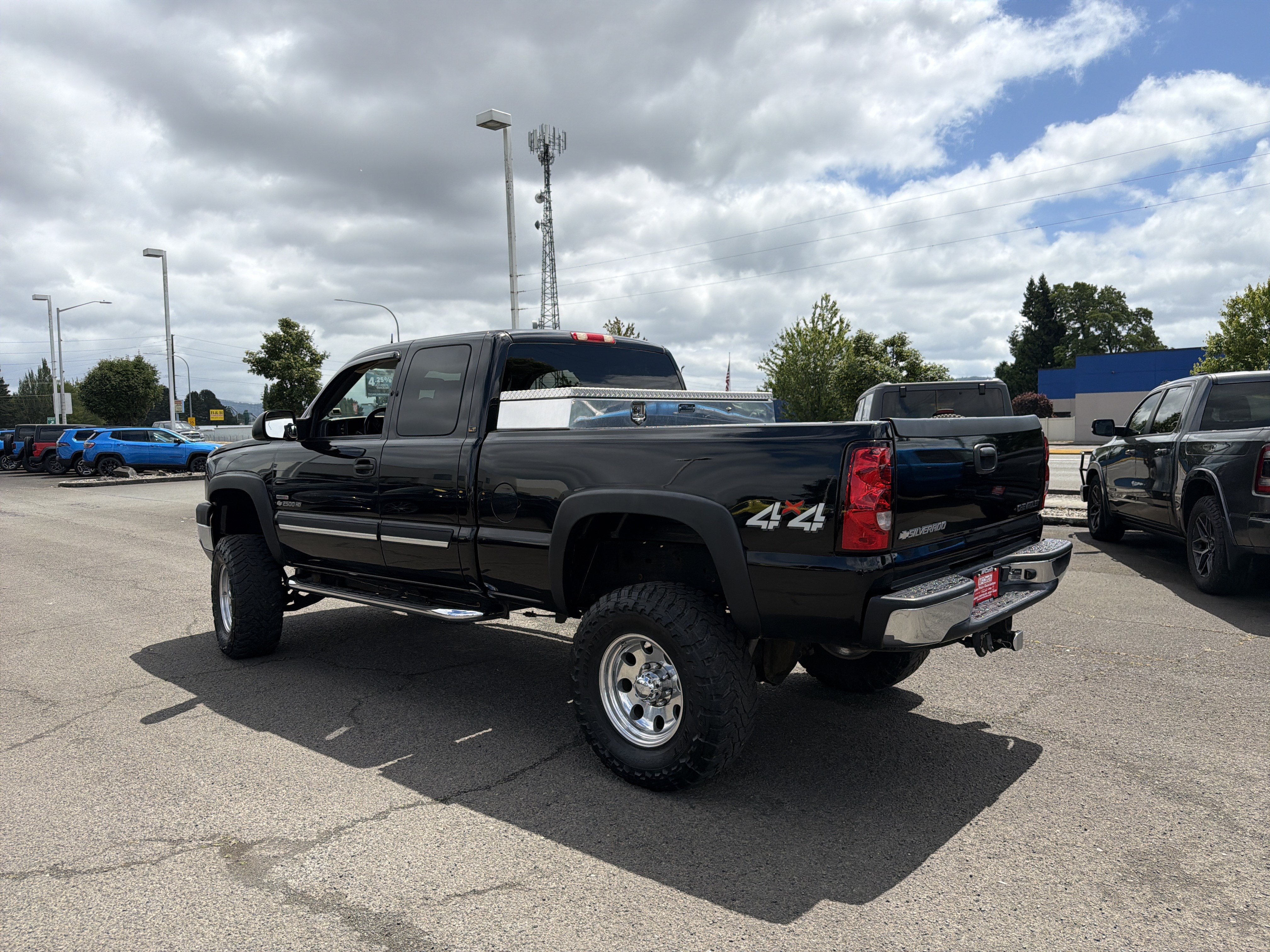Used 2005 Chevrolet Silverado 2500 LT w/ Heavy-Duty Power Package AWD/4WD image 3