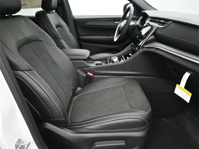 New 2025 Jeep Grand Cherokee Altitude image 12