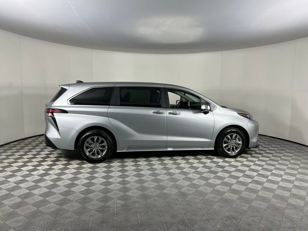 Used 2025 Toyota Sienna XLE image 5