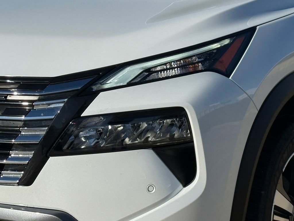 Used 2025 Nissan Rogue SL image 5