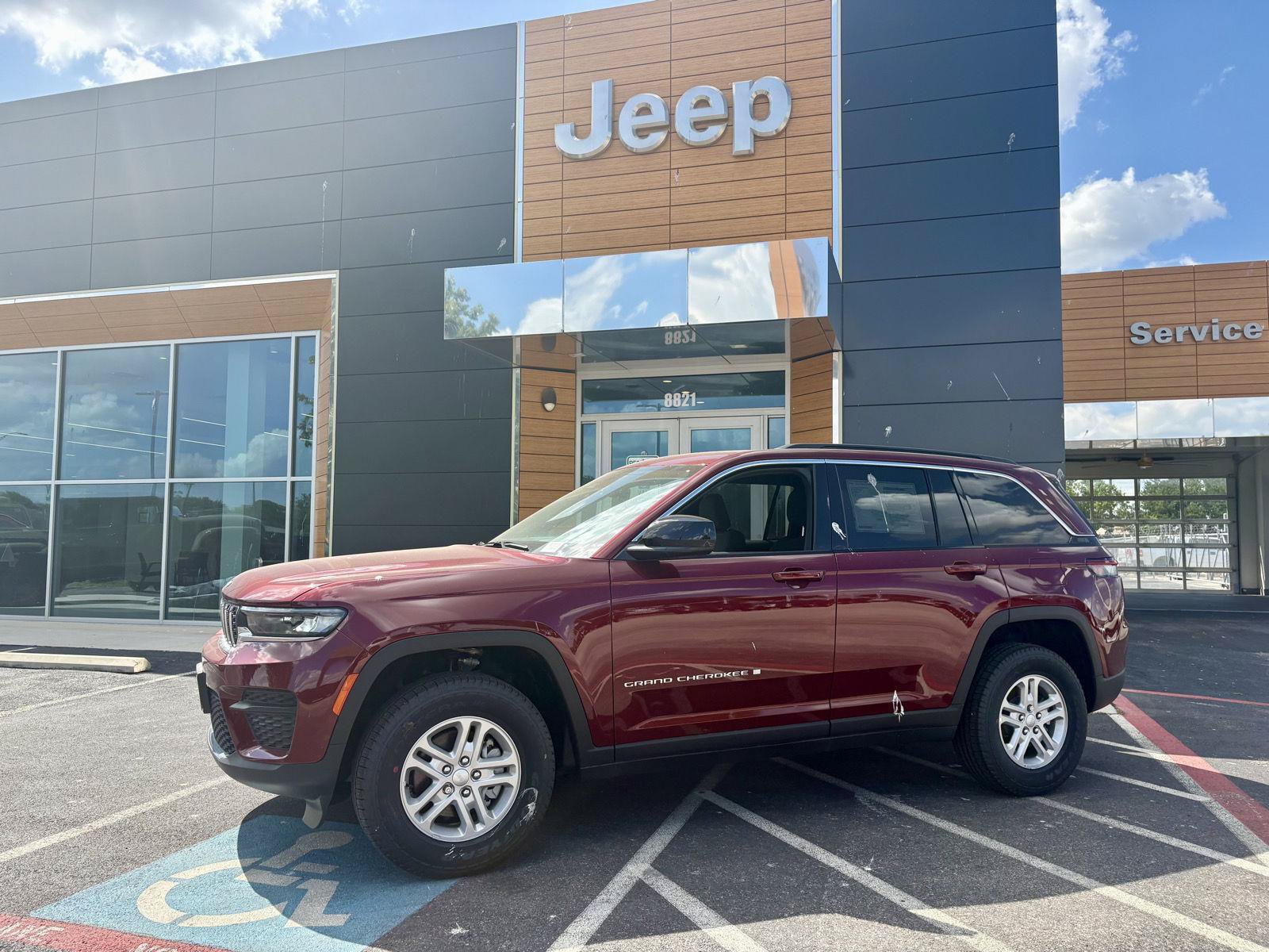 New 2025 Jeep Grand Cherokee Laredo w/ Luxury Tech Group I