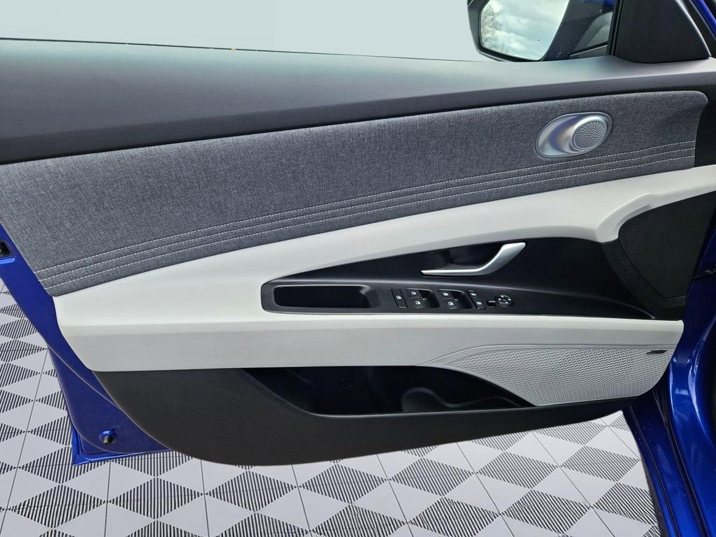 Certified 2025 Hyundai Elantra Limited w/ Cargo Package image 10