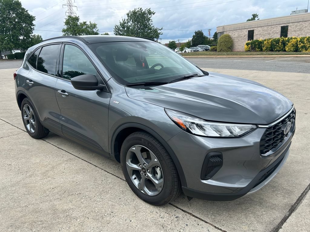 Used 2025 Ford Escape ST-Line w/ Tech Pack #1 FWD image 9