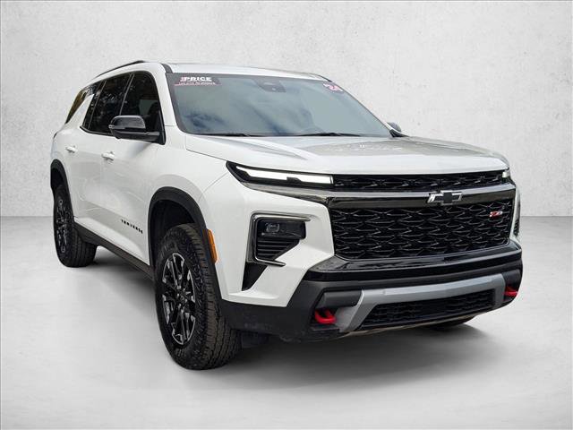 Used 2024 Chevrolet Traverse Z71 image 3