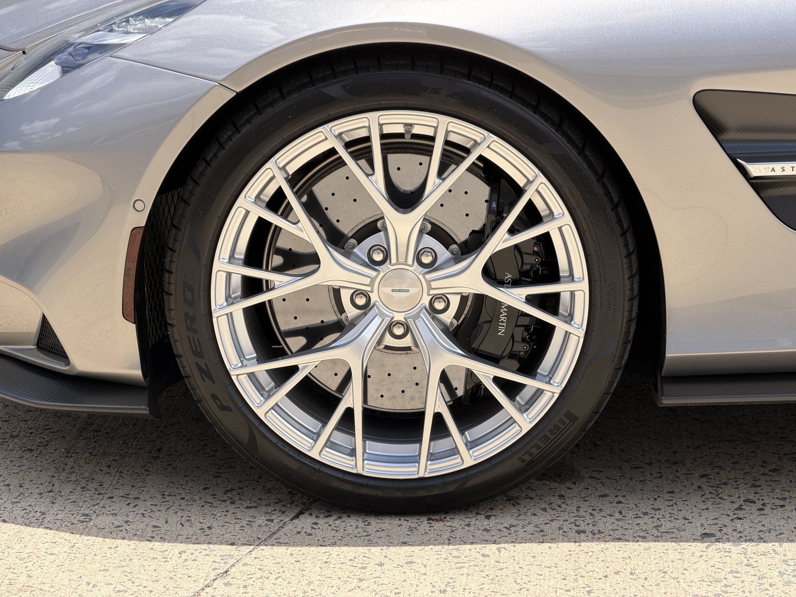 Used 2025 Aston Martin Vanquish RWD image 4