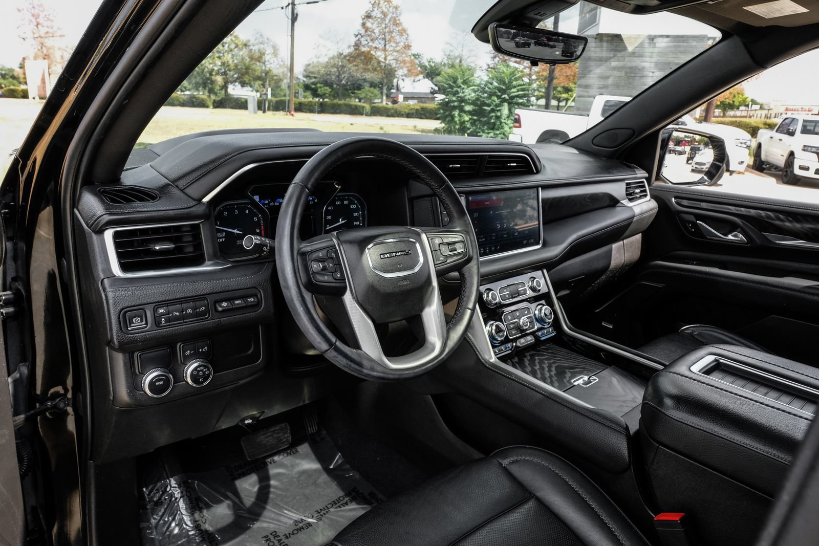 Used 2021 GMC Yukon XL Denali w/ Denali Premium Package RWD image 3