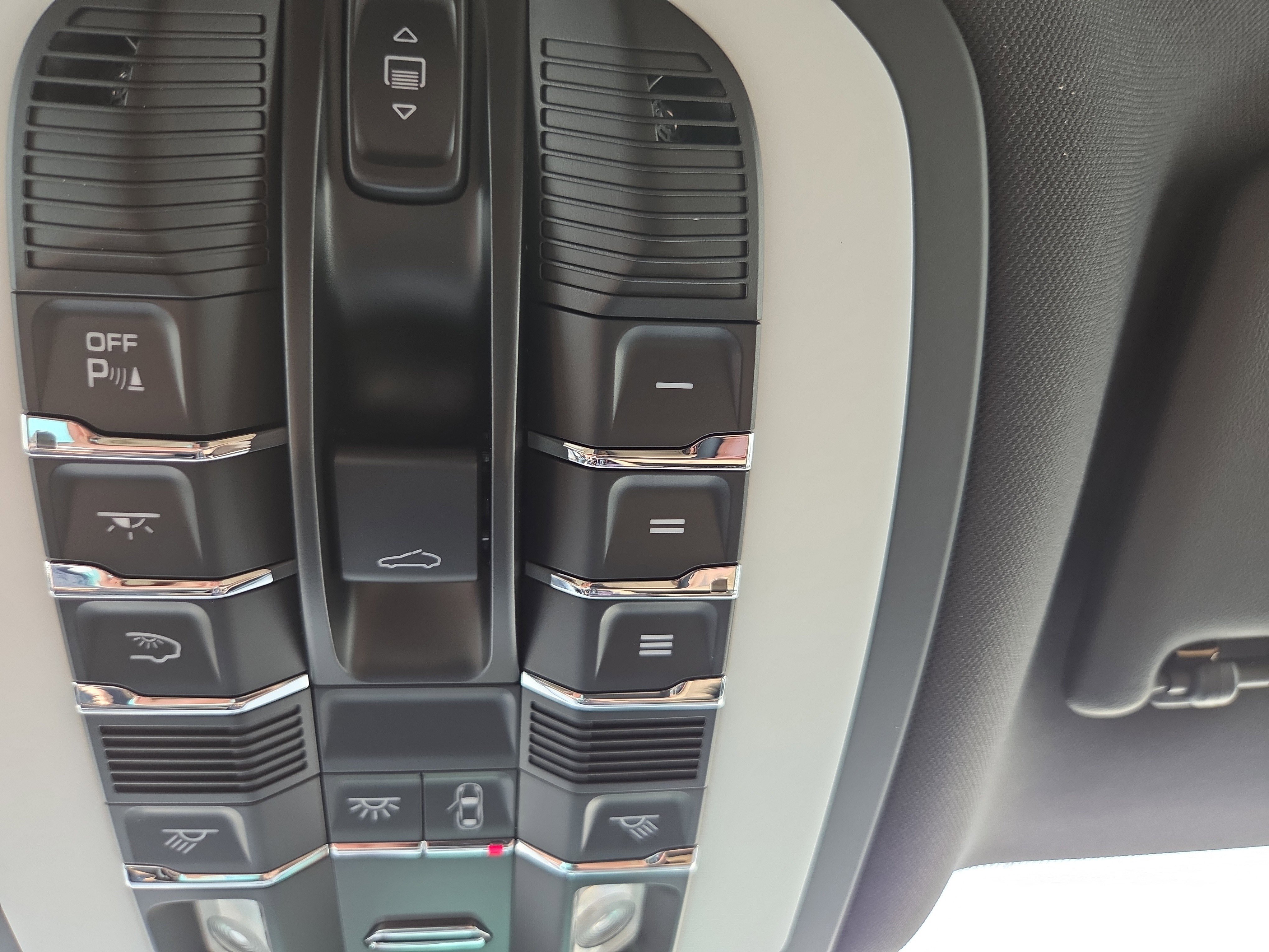 Used 2025 Porsche Macan AWD/4WD image 25