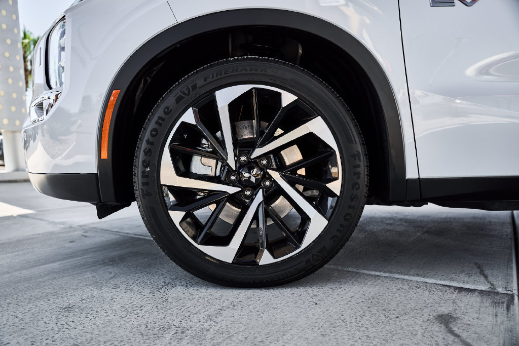 Used 2024 Mitsubishi Outlander SE AWD/4WD image 3