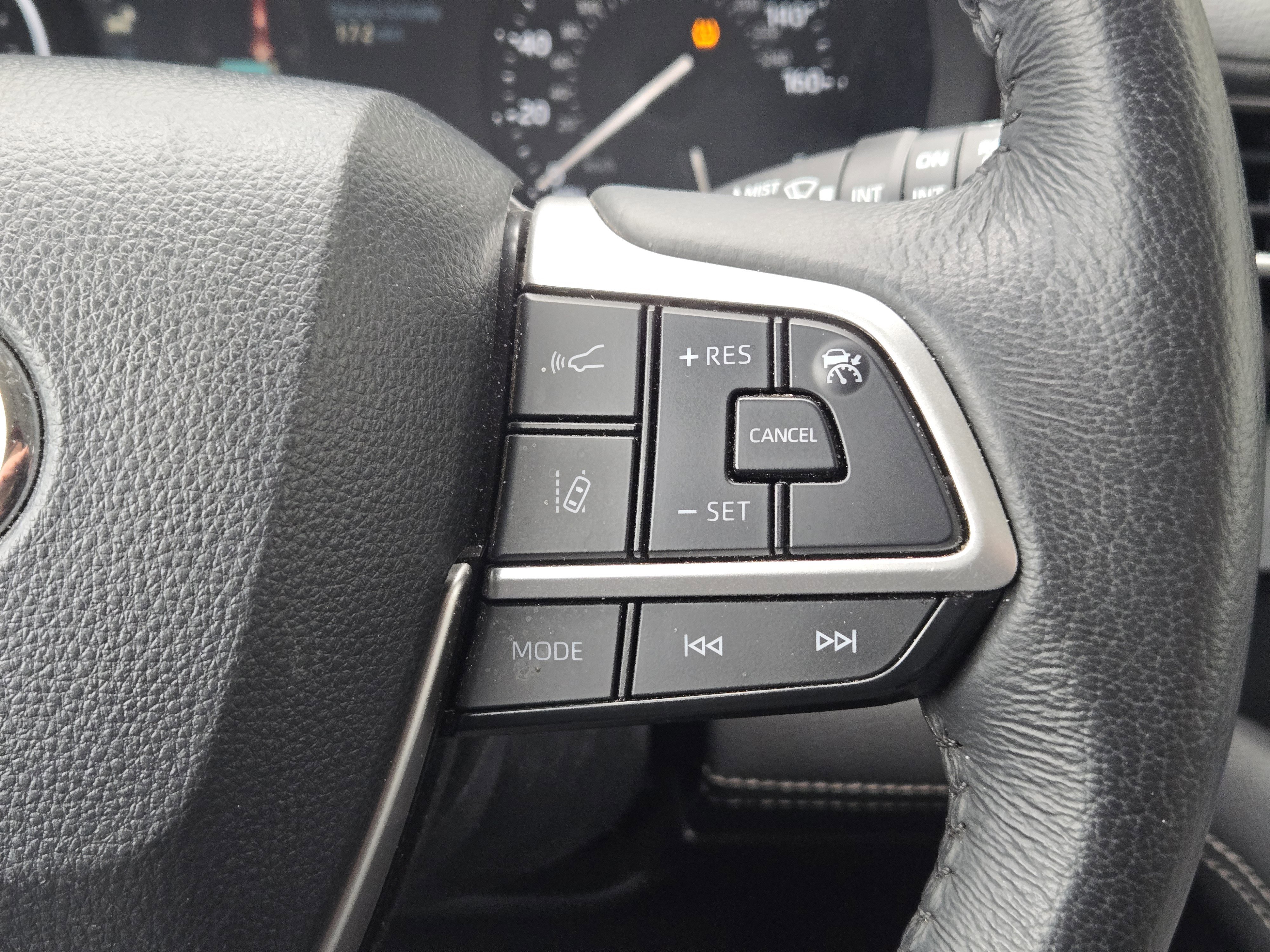 Used 2025 Toyota Sienna XLE image 32