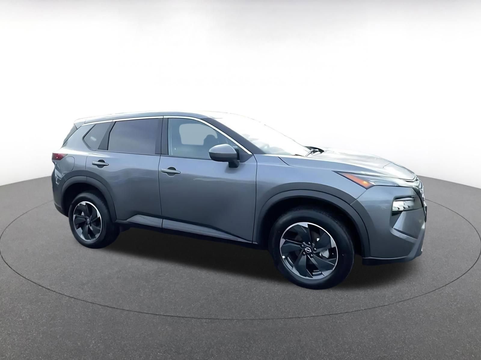 Used 2025 Nissan Rogue SV image 2