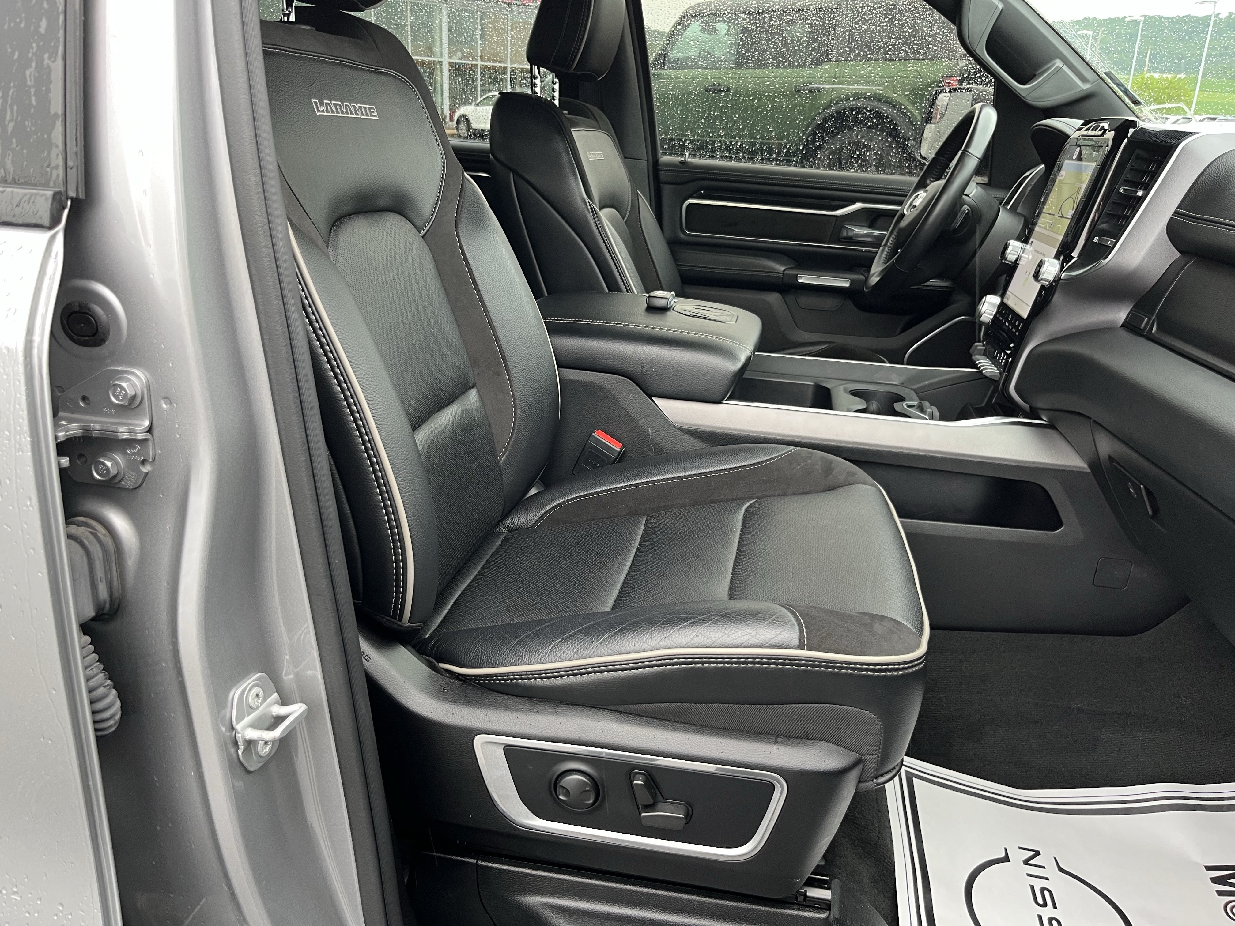 Used 2022 RAM 1500 Laramie AWD/4WD image 4