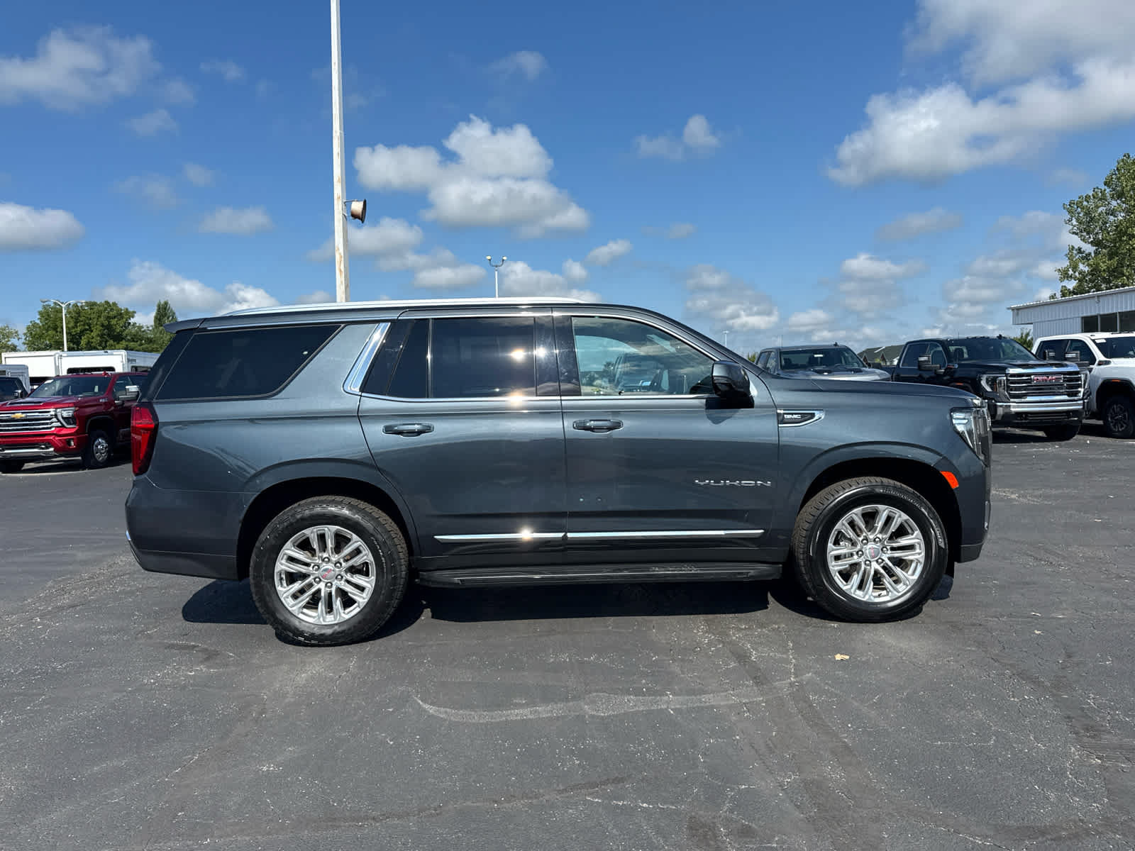 Certified 2021 GMC Yukon SLT w/ SLT Premium Package AWD/4WD image 6