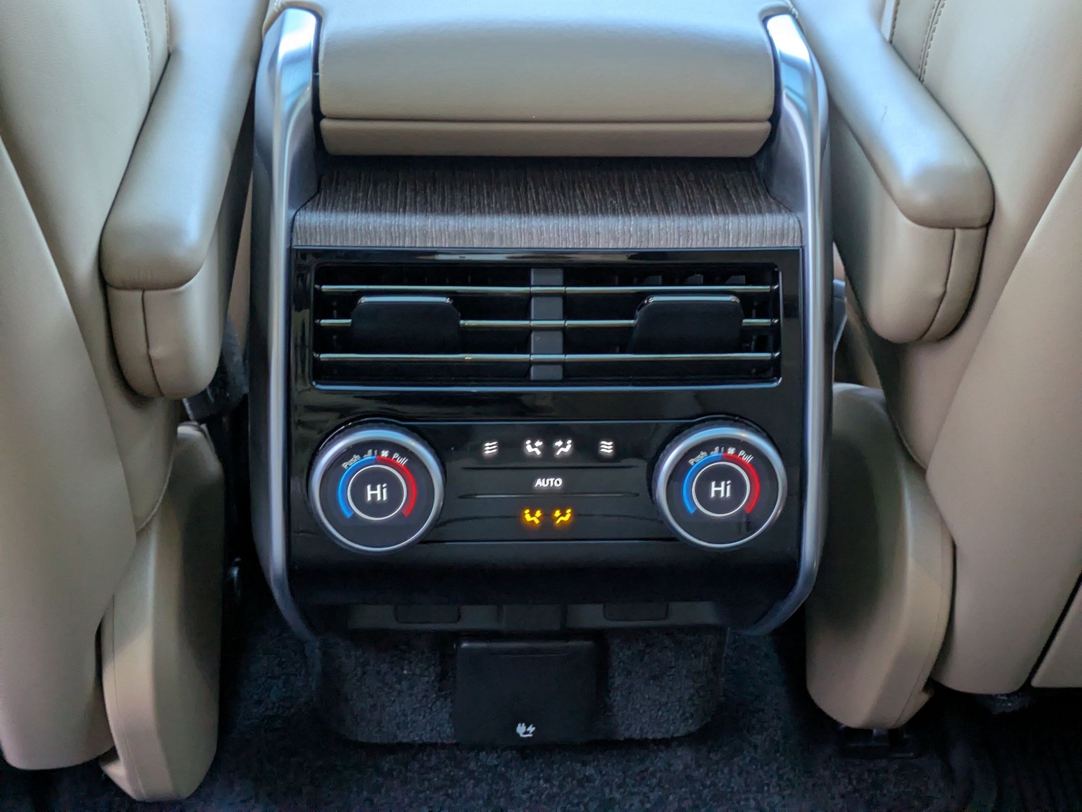 Used 2024 Land Rover Range Rover Long Wheelbase SE image 26