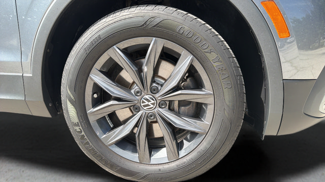 Used 2024 Volkswagen Tiguan SE AWD/4WD image 40