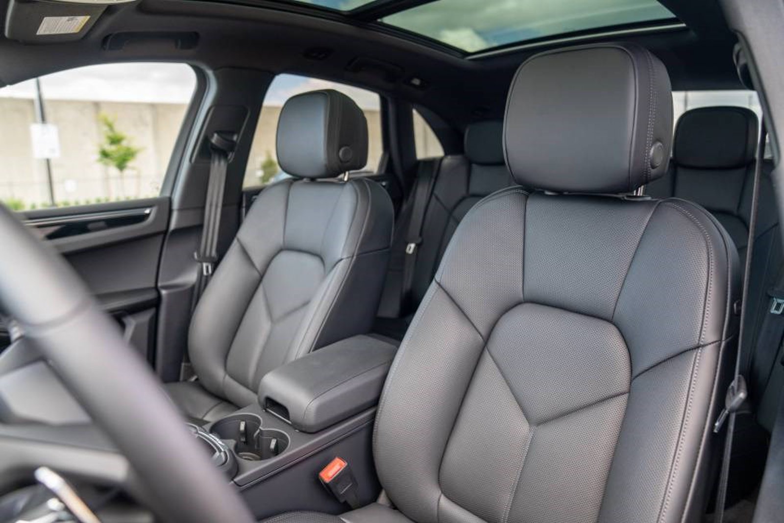 New 2026 Porsche Macan AWD/4WD image 4