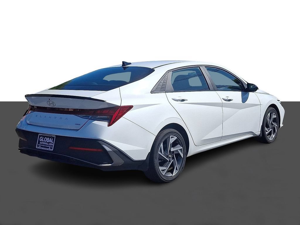 Used 2025 Hyundai Elantra SEL FWD image 7