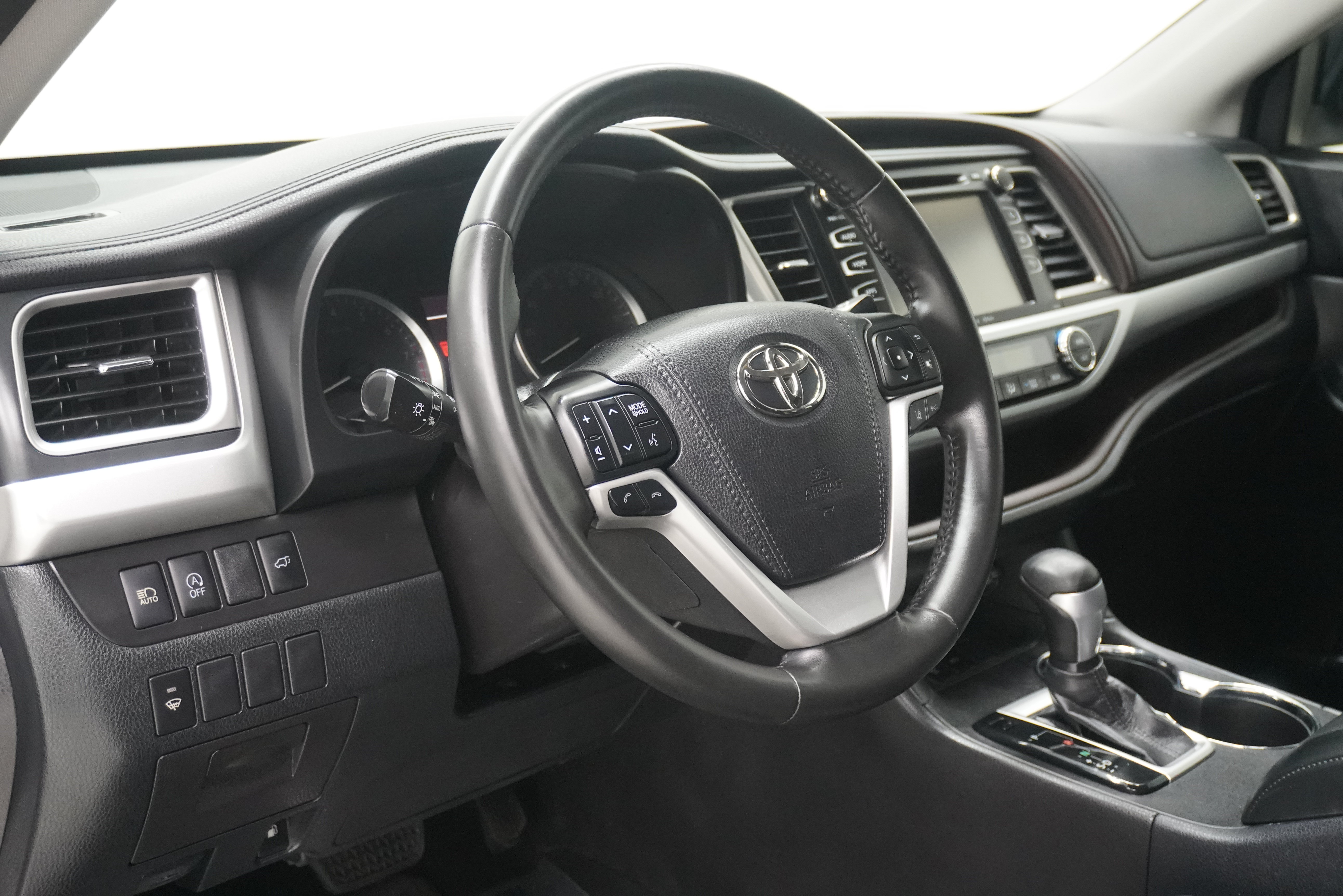 Used 2018 Toyota Highlander Plus FWD image 10